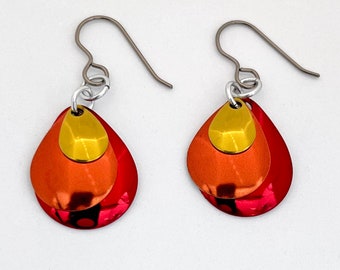 Pendientes de escala de sirena en rojo/naranja/amarillo