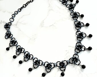 Schwarz und Gunmetall Aura Chainmaille Halskette mit Onyx Perlen