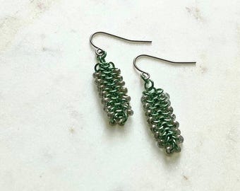 Beaded Chainmaille Ohrringe in Seafoam Grün