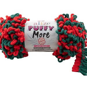 Könnte beinhalten: Eine Rolle rotes und grünes Alize Puffy More Garn. Das Garn hat eine dicke, flauschige Textur und ist mit "Alize Puffy More" beschriftet, wobei die Worte "Sis Yok - Tig Yok!" und "No Needles - No Hooks!" auf dem Etikett aufgedruckt sind.