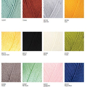 Może przedstawiać: Tabela kolor&oacute;w przedstawiająca pr&oacute;bki wł&oacute;czki w r&oacute;żnych kolorach, w tym jasnoniebieski, czerwony, szary, ż&oacute;łty, czarny, biały, zielony, brązowy, jasnozielony, r&oacute;żowy i niebieski. Tabela zawiera nazwy kolor&oacute;w i odpowiadające im numery.