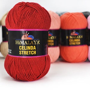 Może przedstawiać: Zbliżenie na czerwoną kulkę włóczki z etykietą "HIMALAYA CELINDA STRETCH". Włóczka jest częścią kolekcji włóczek w różnych kolorach.