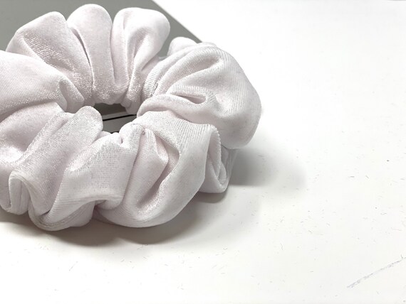 VELVET SCRUNCHIE WHITE VELVET SCRUNCHIE WHITE