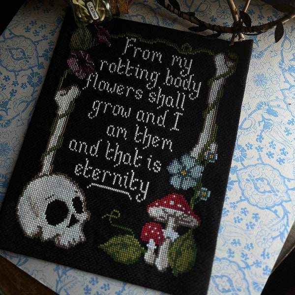 スカル アンド ボーンズ クロスステッチ パターン、コテージコア、ゴシック デコレーション、キノコ、エドワード マンク、自然、不気味、ハロウィーン、クロスステッチ