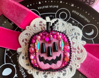 Cute Halloween pumpkin, Halloween Jackolantern, beaded embroidery pumpkin brooch, pumpkin pin, pastel goth