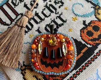 Cute Halloween pumpkin, Halloween Jackolantern, beaded embroidery pumpkin brooch, pumpkin pin, goth, gifts