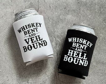 Op de afbeelding: Twee zwarte en witte blikjeskoelers met de tekst "Whiskey Bent and Veil Bound" en "Whiskey Bent and Hell Bound".