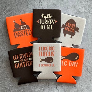 Juego de 6 enfriadores de latas divertidos para el Día de Acción de Gracias y Friendsgiving Habla pavo para el modo festín de Met Día de piernas Las sobras son para los que se rinden ¡A rociar!