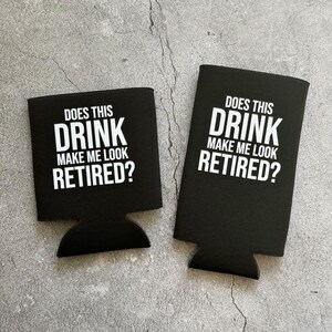 Puede incluir: Dos aislantes de bebidas de espuma negra con texto blanco que dice "&iquest;Esta bebida me hace parecer retirado?"