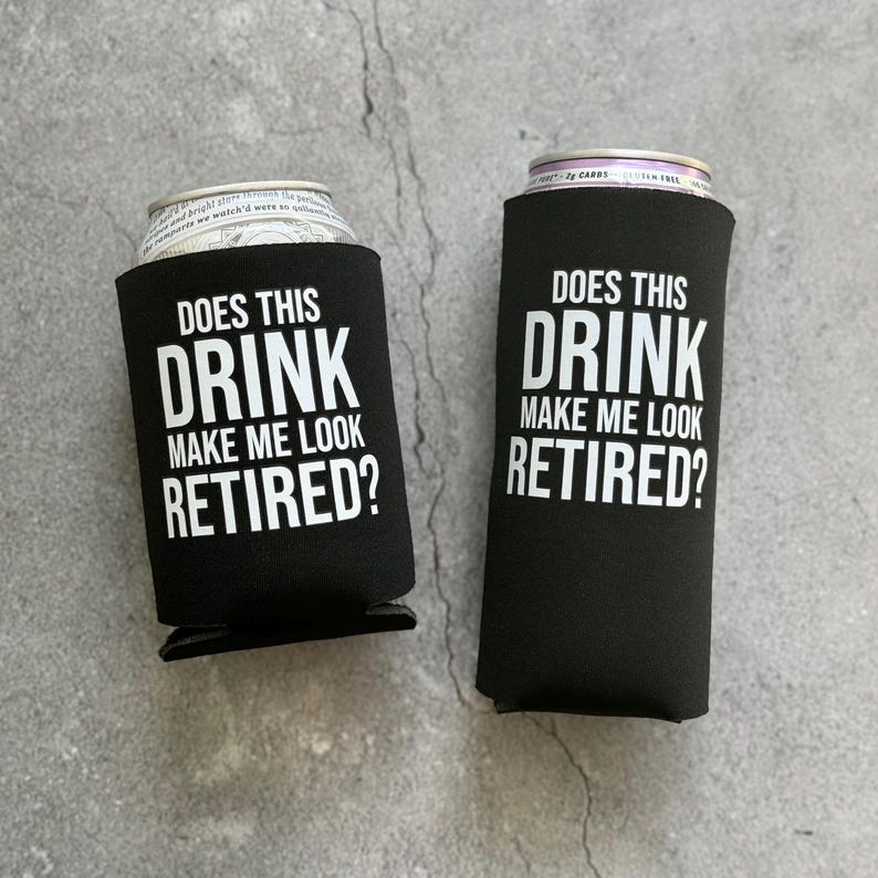 Puede incluir: Dos enfriadores de latas de espuma negra con texto blanco. El texto en el enfriador de la izquierda dice "Does this drink make me look retired?" El texto en el enfriador de la derecha dice "Does this drink make me look retired?"