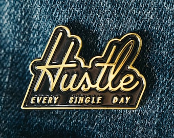 Spilla smaltata Hustle / Imprenditrice, Girl Boss, Motivazionale, Ispirazione, Spille, Spilla da bavero