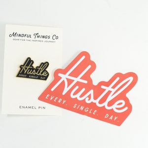 Ensemble cadeau Hustle Pin and Sticker | Épinglettes de revers, épinglettes, fille patronne, entrepreneure, hustler, inspirante, motivationnelle