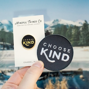 Zwischen Kind Enamel Pin und Aufnäher Set wählen