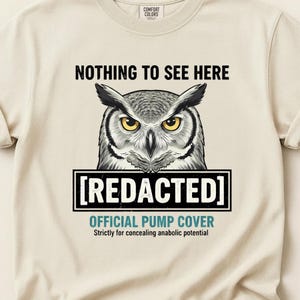 Puede incluir: Sudadera color crema con un gráfico de búho y el texto "NOTHING TO SEE HERE" encima. Debajo, un rectángulo negro con la palabra "[REDACTED]" y el texto "OFFICIAL PUMP COVER" y "Strictly for concealing anabolic potential".