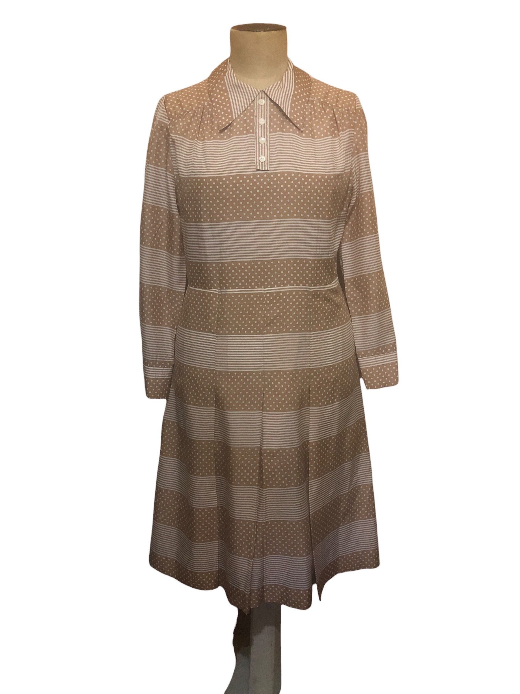 Vestido de día de lunares de los años 70. Vestido marrón y crema, vestido de lunares, vestido de secretaria vintage.