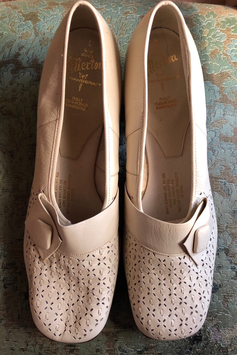 Cream Leather ladies shoes. Vintage seventies. Size 10.5. | Etsy