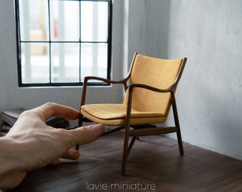stoel 45 miniatuur (geel) schaal 1:6 - meubelminiaturen voor pop, BJD roombox, vintage poppenhuis, ooak pop