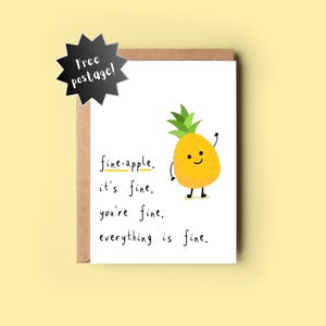 Piña, tienes esta divertida tarjeta con un juego de palabras que te hará sentir mejor y te hará sentir bien: "Fine-apple"