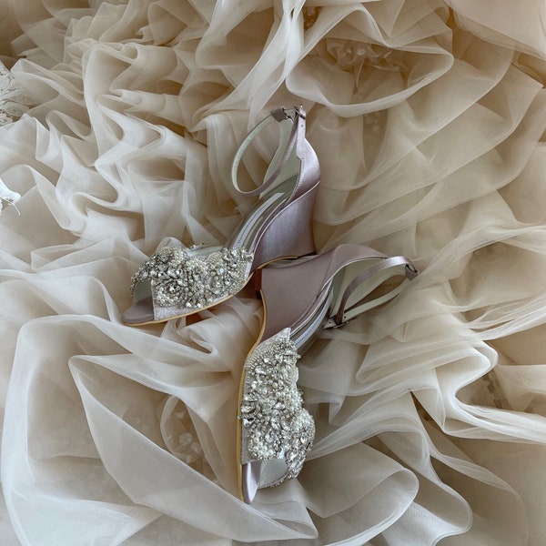 Wedge heel wedding sandals in satin with lace, silver color crystals and pearls detail