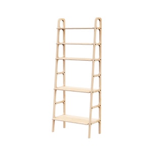 Op de afbeelding: Een licht houten boekenkast met vijf planken en een ladder-achtig ontwerp. De planken zijn gelijkmatig verdeeld en de boekenkast heeft een eenvoudig, modern ontwerp.