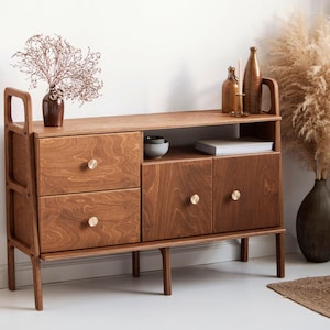 Credenza in legno, credenza moderna in noce della metà del secolo, buffet della credenza, console multimediale porta TV, buffet della credenza, arredamento per la casa, credenza immagine 1