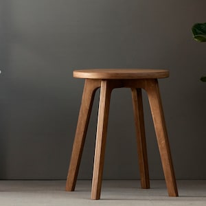 Petit tabouret en bois, table d'appoint déco scandinave Tabouret court en bois, tabouret scandinave, tabouret de plante en bois, tabouret en noyer, maison du milieu du siècle image 1