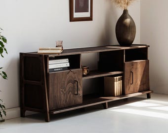 Aparador bajo de 60 cm de altura, mueble para TV de mediados de siglo de 143 cm, consola multimedia abierta con estantes, centro de entretenimiento de madera, hecho a mano.