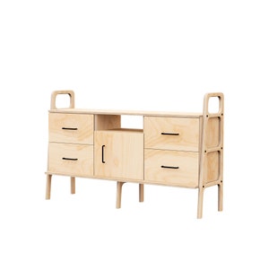 Op de afbeelding: Een lichte houten mediaconsole met drie lades en een kastdeur. De console heeft een eenvoudig, modern ontwerp met zwarte hardware.