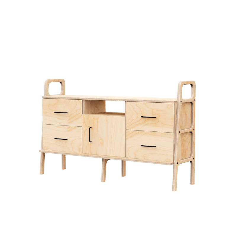 Op de afbeelding: Een lichte houten mediaconsole met drie lades en een kastdeur. De console heeft een eenvoudig, modern ontwerp met zwarte hardware.