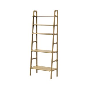 Op de afbeelding: Een lichtbruin houten boekenkast met vijf planken en een ladder-achtig ontwerp. De planken zijn open en de boekenkast heeft een moderne stijl.