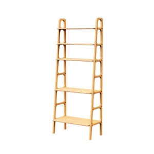 Op de afbeelding: Een licht houten boekenkast met vijf planken en een ladder-achtig ontwerp. De planken zijn gelijkmatig verdeeld en de boekenkast heeft een natuurlijke houtkleur.