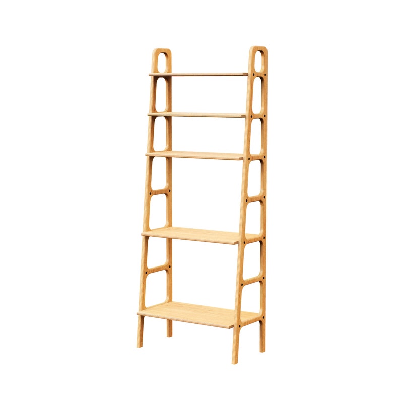 Op de afbeelding: Een licht houten boekenkast met vijf planken en een ladder-achtig ontwerp. De planken zijn gelijkmatig verdeeld en de boekenkast heeft een natuurlijke houtkleur.