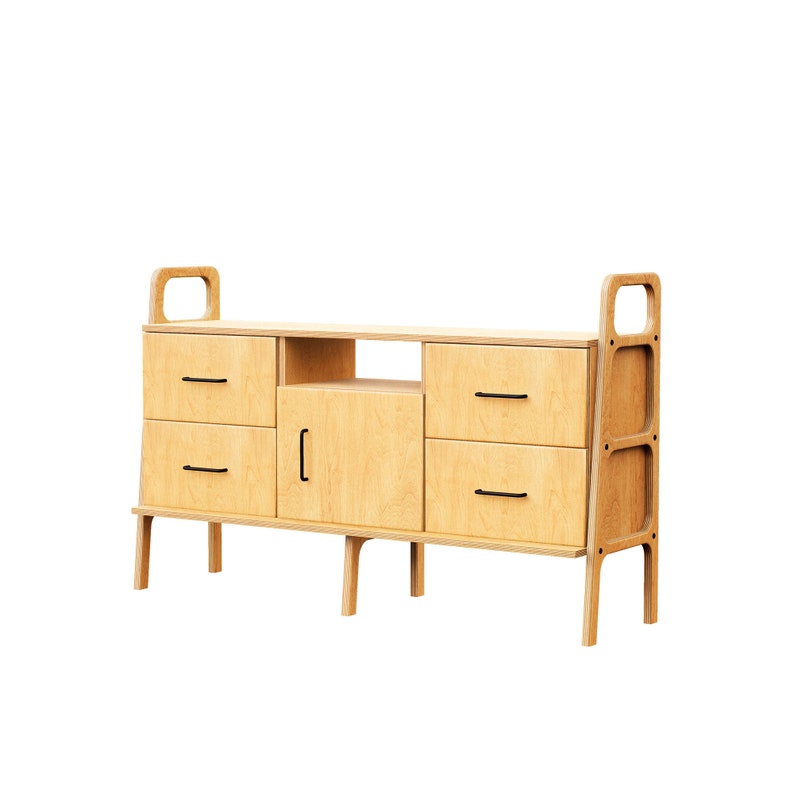 Op de afbeelding: Een licht houten kast met drie lades en een kastdeur. De kast heeft een eenvoudig ontwerp met zwarte handgrepen en staat op vier poten.