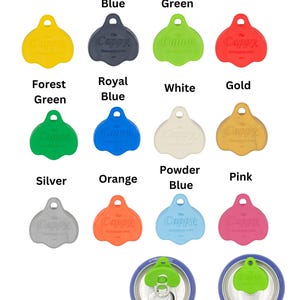 K&ouml;nnte beinhalten: Eine Auswahl an farbenfrohen, wiederverwendbaren Dosenverschl&uuml;ssen in Gelb, Mitternachtsblau, Limettengr&uuml;n, Rot, Waldgr&uuml;n, K&ouml;nigsblau, Wei&szlig;, Gold, Silber, Orange, Puderblau und Pink. Auf jedem Verschluss steht das Wort "Cappy".