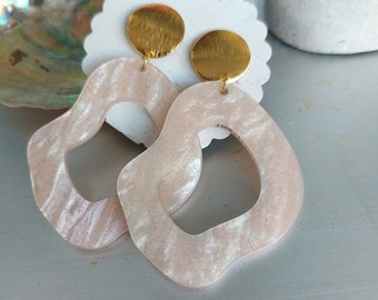 Light earrings, resin earrings in pink, stainless steel earrings gold, statement earrings pink, large light earrings, long hanging earrings