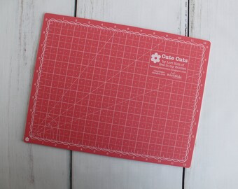 A5~PORTABLE~RED~CUTTING MAT~BOARD~PRINTED GRID LINES~QUILTING~CRAFT~CARDS~ART~