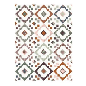 Puede incluir: Un edredón estampado con un diseño repetitivo de formas florales y geométricas en tonos de blanco, verde, marrón y rosa. El edredón presenta una disposición simétrica de grandes motivos florales y pequeños acentos cuadrados y de diamante.
