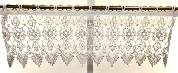 Macramé Medallion Design with Macramé Loops and Scalloped Bottom Hem