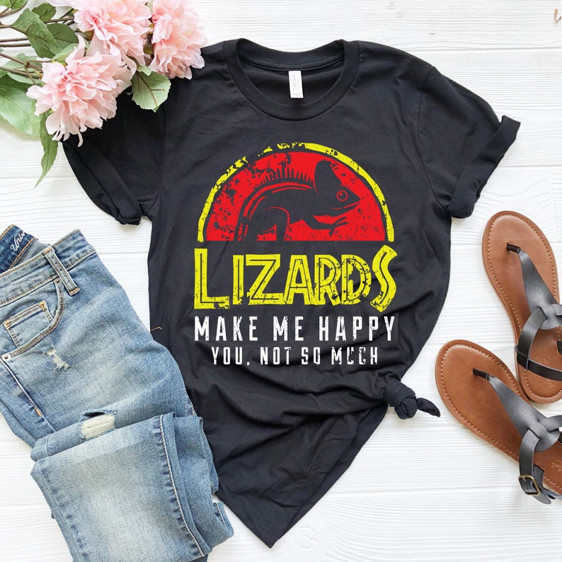 Puede incluir: Camiseta negra con un gr&aacute;fico desgastado amarillo y rojo de un lagarto con el texto "Lizards Make Me Happy You, Not So Much".