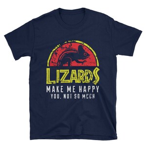 Puede incluir: Una camiseta azul marino con un gr&aacute;fico rojo, amarillo y blanco de un lagarto. El texto "Lizards Make Me Happy You Not So Much" est&aacute; impreso en la camiseta.
