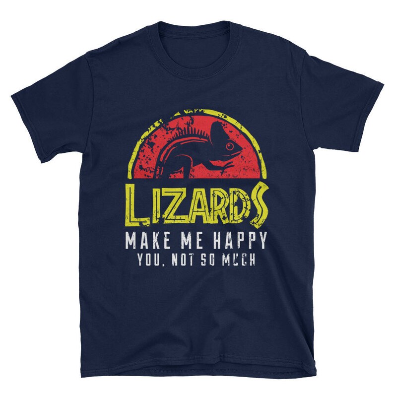 Puede incluir: Una camiseta azul marino con un gr&aacute;fico rojo, amarillo y blanco de un lagarto. El texto "Lizards Make Me Happy You Not So Much" est&aacute; impreso en la camiseta.