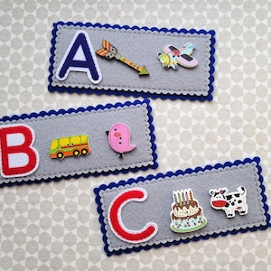 Tarjetas del Alfabeto y 52 Objetos, Actividad Montessori con Sonido de Letras, Tarjetas ABC en Mayúsculas con Baratijas de Madera de 26x2, Idioma Montessori