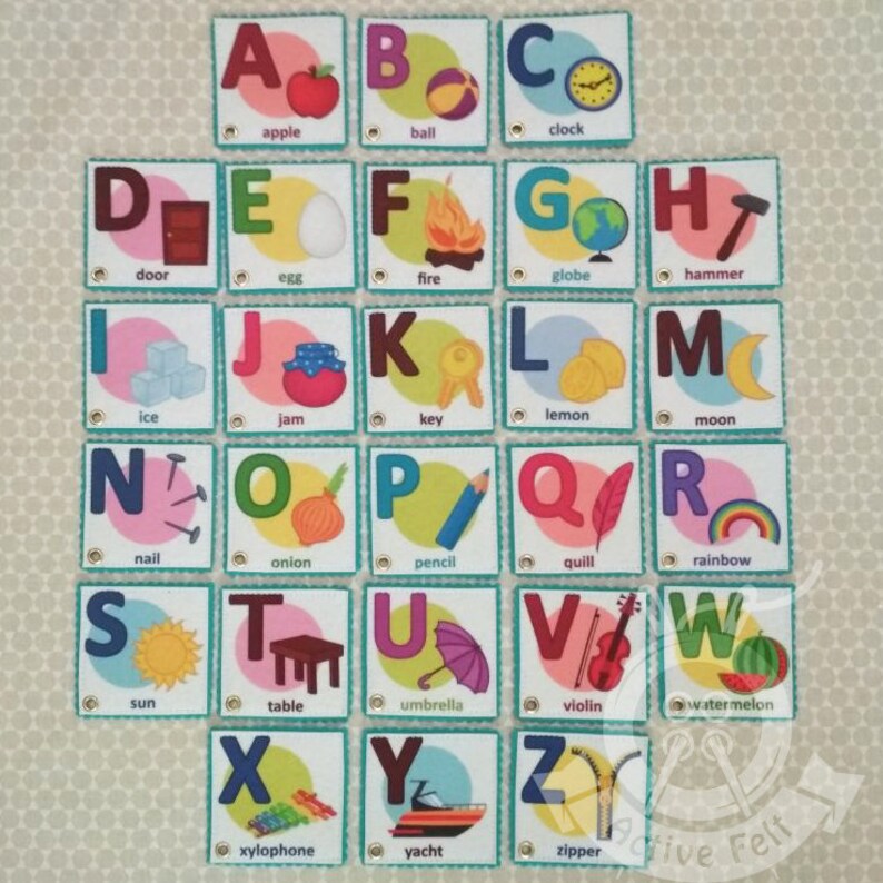 K&ouml;nnte beinhalten: Ein Satz von 26 Filz-Alphabet-Flashcards mit bunten Illustrationen und den entsprechenden W&ouml;rtern f&uuml;r jeden Buchstaben. Die Buchstaben sind in Gro&szlig;buchstaben und die W&ouml;rter in Kleinbuchstaben. Die Flashcards sind perfekt, um Kindern das Alphabet und grundlegende Vokabeln beizubringen.