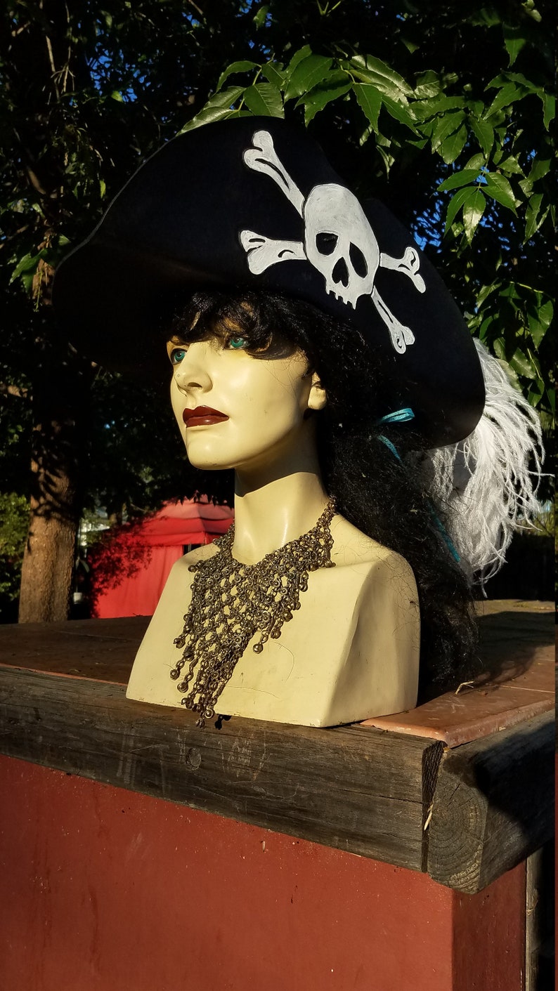Skull and crossbones leather cavalier pirate hat