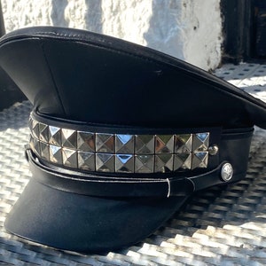 Sombrero industrial de piel negra con pinchos piramidales metálicos en 57,58,59 cm
