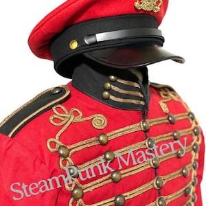 Puede incluir: Una chaqueta roja de estilo militar con ribetes de trenza dorada y botones de latón. La chaqueta tiene un cuello negro y una banda negra alrededor de la parte superior de las mangas. La chaqueta se lleva con una gorra roja y negra de estilo militar con un emblema dorado.