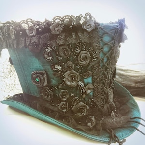 Steampunk gothic korset aan de voorkant flessengroen satijnen hoge hoed met juwelen, parels en achterkant drukte verkrijgbaar in maat 58 cm