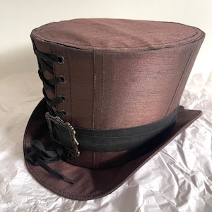 Steampunkbruine satijnen hoge hoed met korset en Victoriaanse koperen gesp in maat 58,59 cm