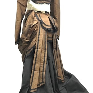 Steampunk Victorian Braun mit Schwarz 4 teiliges Outfit mit Baumwoll Rüschen Shirt & Bahn-Rock und Bolero Top, vorne und hinten Bustle Größe S, M, L XL