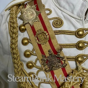5 Stück Militäroffiziere Kreuz Rot / Gold Schärpengürtel & Schulterseil Aiguillette mit 3 Goldmedaillen darunter